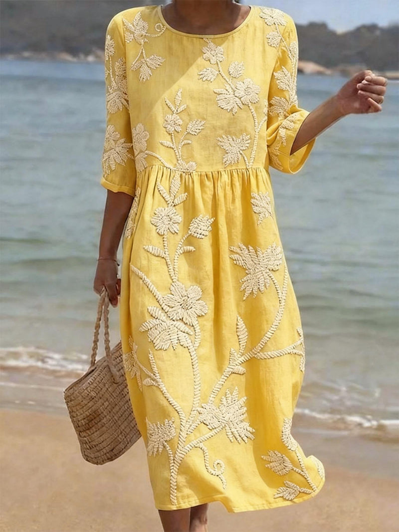 Vestido informal de mujer con estampado floral.